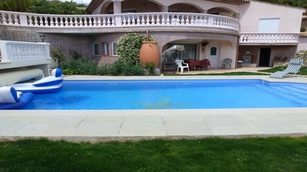 Piscine avec volet motorisé